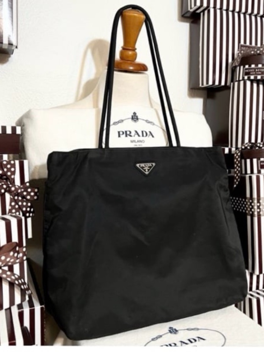Prada⭐️Black Nylon Tote 4 pockets/2 zipper pockets!. ⭐️excellent condition!
